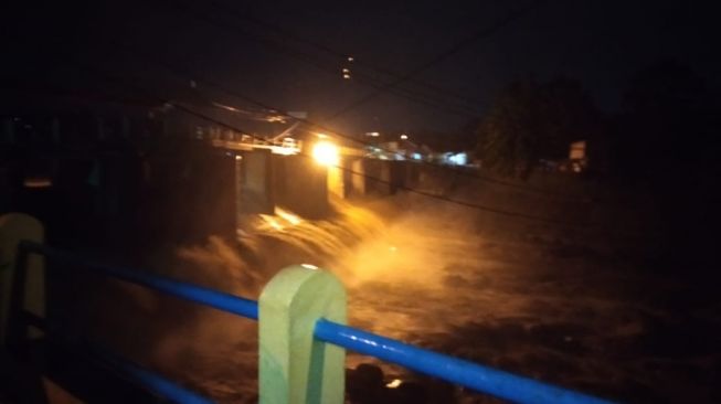 Warga Yang Tinggal di Bantaran Sungai Ciliwung Wajib Waspada Karena Hal Ini