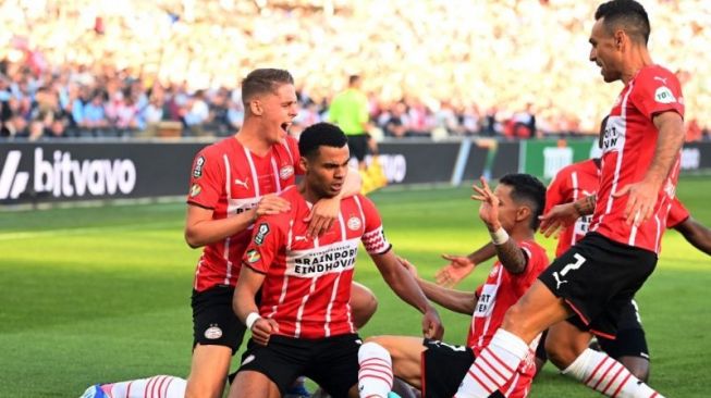 Pemain-pemain PSV Eindhoven Joey Veerman, Cody Gakpo, Mauro Junior Jordan Teze dan Eran Zahavi merayakan kemenangan 2-1 dalam final Piala Belanda melawan Ajax Amsterdam di Stadion de Kuip di Rotterdam pada 17 April 2022. (AFP/OLAF KRAAK)