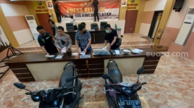 Pembunuhan Pegawai Dinas Perhubungan Makassar: Polisi Temukan Uang Rp85 Juta dan 53 Buah Peluru