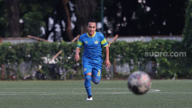 Pemain Selebritis FC Rico Ceper berusaha mengejar bola saat mengikuti sesi latihan di Lapangan ABC, Kompleks Gelora Bung Karno, Jakarta, Senin (18/4/2022). [Suara.com/Angga Budhiyanto]