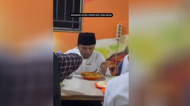 Tangkapan layar ustaz Hanan Attaki. [TikTok @BobbyNst]