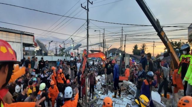 Kabar Terbaru Evakuasi Korban Alfamart Ambruk di Gambut, Evakuasi Dilakukan Pakai Alat Berat