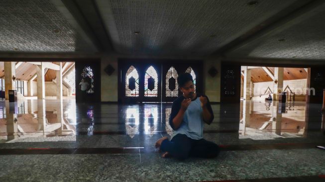 Warga beribadah di Masjid At-Tin di Taman Mini, Jakarta Timur, Senin (18/4/2022). [Suara.com/Alfian Winanto]
