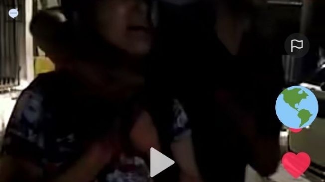 Sebuah akun tiktok yang menyebarkan video viral penusukan ibu ke anaknya. Dalam narasinya netizen ini mengatakan anak tersebut 'digorok' ibunya.