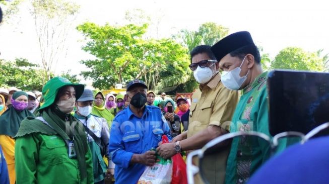 Petugas Kebersihan Bontang Terima 465 Paket Sembako dari Pemkot