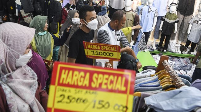 Pengunjung melihat pakaian di zona busana muslim Thamrin City, Jakarta, Minggu (17/4/2022).  ANTARA FOTO/ Hafidz Mubarak