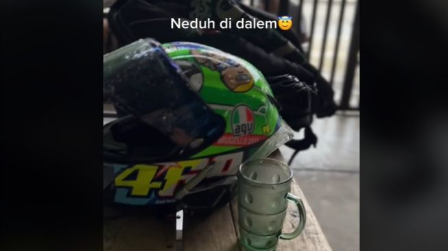 Pemotor gagal ngabuburit gegara hujan (TikTok/andimalika)