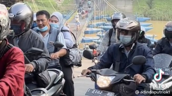 Viral Jembatan Perahu Haji Endang di Karawang Raih Cuan Puluhan Juta per Hari, Netizen: Diambil Alih Negara Konoha?