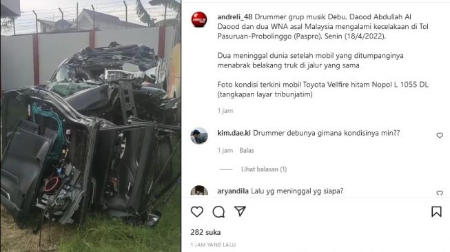 Penampakan mobil yang ditumpangi personel grup band religi Debu, Daood Debu di Tol Pasuruan, Jawa Timur, Senin (18/4/2022) dini hari. [Instagram]