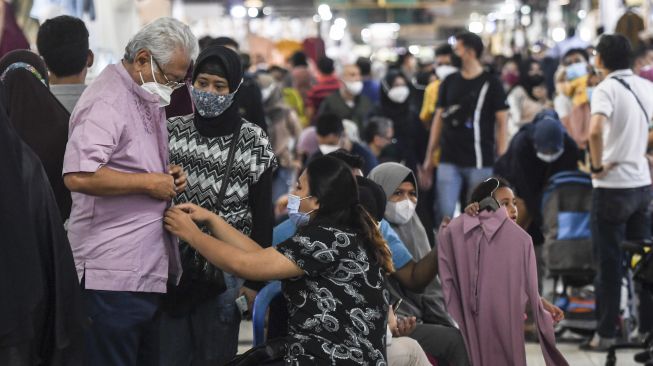 Pengunjung mencoba pakaian di zona busana muslim Thamrin City, Jakarta, Minggu (17/4/2022).  ANTARA FOTO/ Hafidz Mubarak 