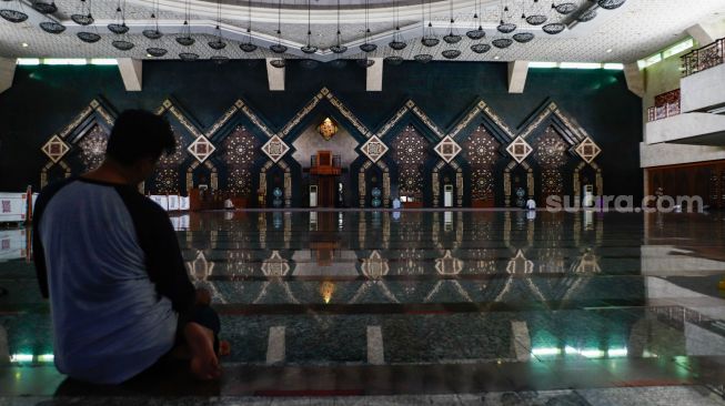 Warga beribadah di Masjid At-Tin di Taman Mini, Jakarta Timur, Senin (18/4/2022). [Suara.com/Alfian Winanto]
