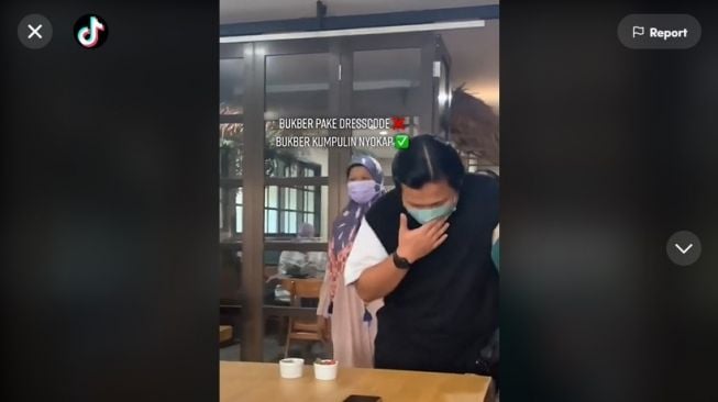 Anti-Mainstream, Sekumpulan Pemuda Ini Ajak Ibu Masing-masing Buka Puasa Bersama