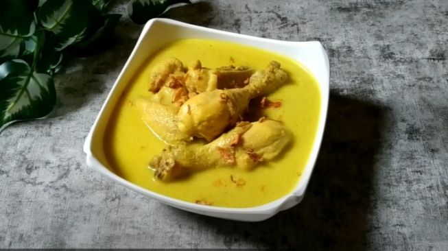 Opor ayam kuning spesial untuk menu lebaran nanti. (YouTube/Arfiani Yanuar)