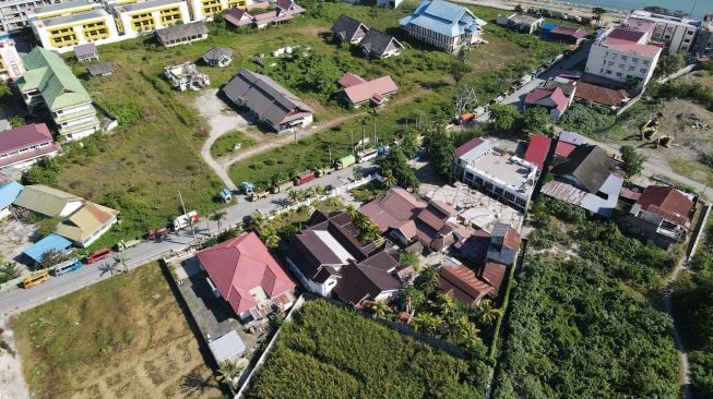 Foto udara sejumlah truk dan bus mengantre untuk mengisi bahan bakar solar bersubsidi di salah satu SPBU di Palu, Sulawesi Tengah, Senin (18/4/2022). ANTARA FOTO/Mohamad Hamzah