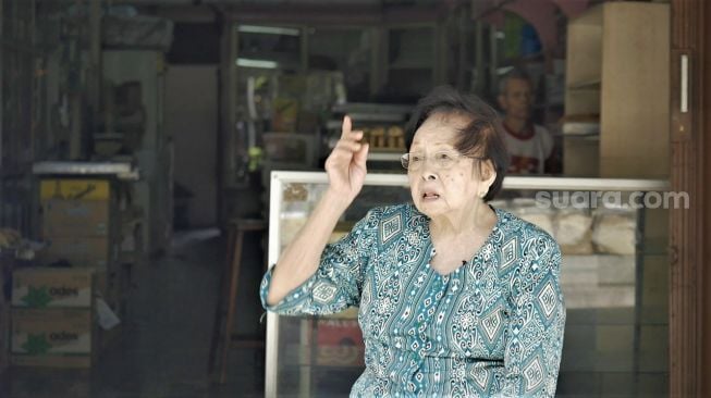 Hardinah, pengelola Toko Roti Djoen Lama, ditemui wartawan di toko roti miliknya, Malioboro, Kota Jogja, Senin (4/4/2022). - (SuaraJogja.id/Muhammad Ilham Baktora)