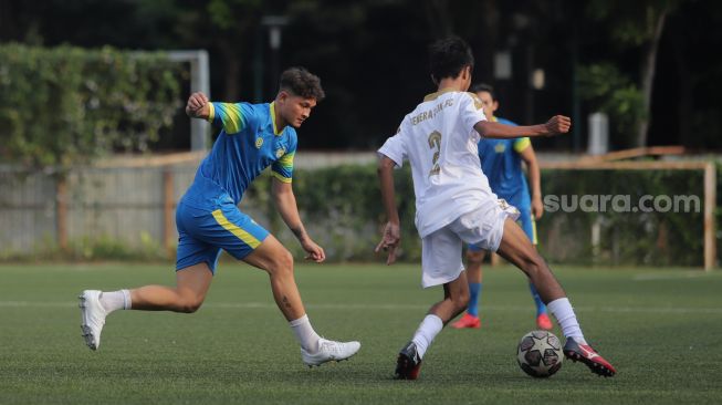 Pemain Selebritis FC Syamsir Alam berusaha merebut bola saat mengikuti sesi latihan di Lapangan ABC, Kompleks Gelora Bung Karno, Jakarta, Senin (18/4/2022). [Suara.com/Angga Budhiyanto]