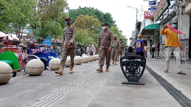 Satpol PP melakukan patroli setelah relokasi  PKL Malioboro. - (SuaraJogja.id/Muhammad Ilham Baktora)