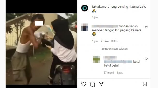 Pemulung membuang nasi bungkus yang baru saja diberikan kepadanya. (Instagram/@faktakamera)