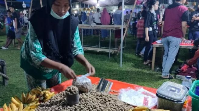 Aktivitas jual beli warga Kabupaten Gorontalo di malam qunut sudah menjadi tradisi turun temurun [Gopos.id]