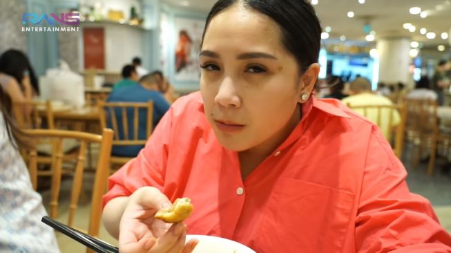 Potret Nagita Slavina Buka Puasa di Singapura (YouTube/Rans Entertainment)