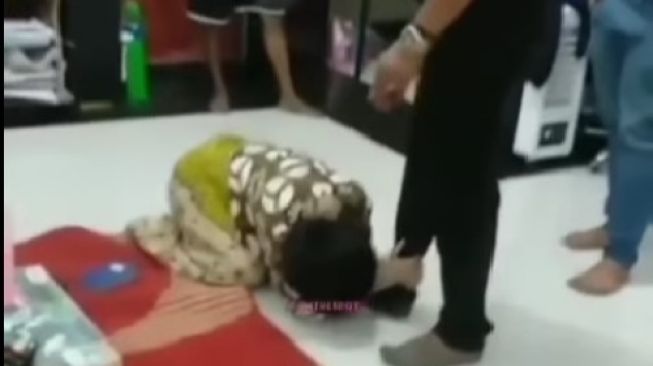 Istri Sujud karena Tepergok Bawa Selingkuhan ke Rumah saat Suami Tarawih Ternyata Hoaks!