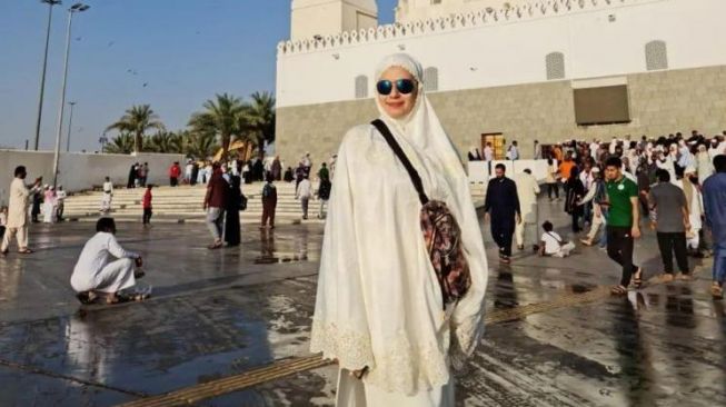 Berdoa Diberikan Jodoh, 5 Potret Cathrine Wilson Ibadah Umrah di Bulan Ramadhan