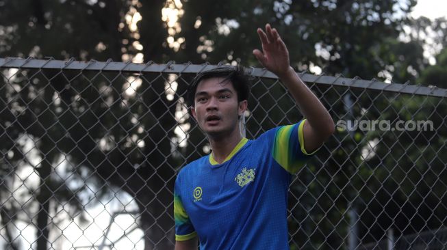 Pemain Selebritis FC Guntur Nugraha mengikuti sesi latihan di Lapangan ABC, Kompleks Gelora Bung Karno, Jakarta, Senin (18/4/2022). [Suara.com/Angga Budhiyanto]