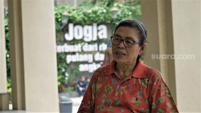 Yati Dimanto, pedagang di Teras Malioboro 1, memberi keterangan pada wartawan di lokasi berjualannya, Jumat (4/3/2022). - (SuaraJogja.id/Muhammad Ilham Baktora)