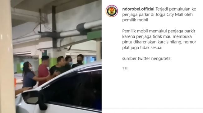 Karcis Parkir Hilang dan Plat Beda, Pengemudi Mobil Pukul Penjaga Parkiran (instagram/@ndorobei.official)