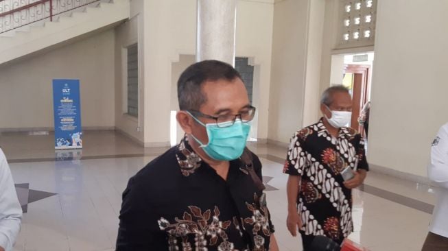 Guru besar Fakultas MIPA UGM, Karna Wijaya menyampaikan klarifikasinya terkait unggahan kasus Ade Armando di UGM, Senin (18/04/2022). [Kontributor / Putu Ayu Palupi]