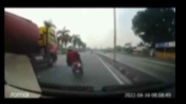 Ngeri! Mengantuk saat Berkendara, Pemotor Ini Oleng hingga Hampir Terlindas Truk Tangki