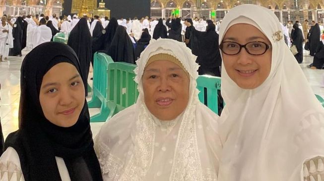 Desy Ratnasari bersama sang ibu (tengah). [Instagram]