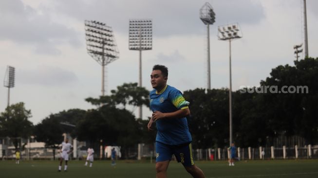 Pemain Selebritis FC Valentino Simanjuntak mengikuti sesi latihan di Lapangan ABC, Kompleks Gelora Bung Karno, Jakarta, Senin (18/4/2022). [Suara.com/Angga Budhiyanto]