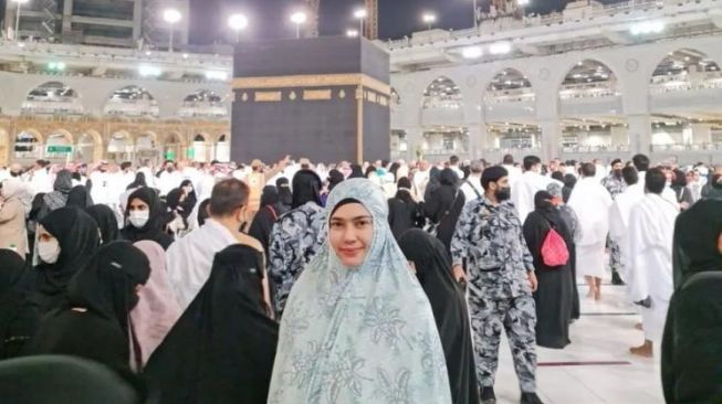 Potret Cathrine Wilson Ibadah Umrah di Bulan Ramadhan (Instagram/cathrinewilson)