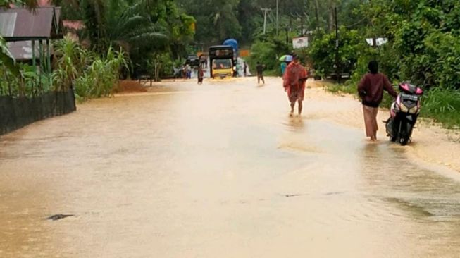 5 Jorong di Sijunjung Direndam Banjir, Jalan Lintas Sumbar-Riau Juga Tergenang Air