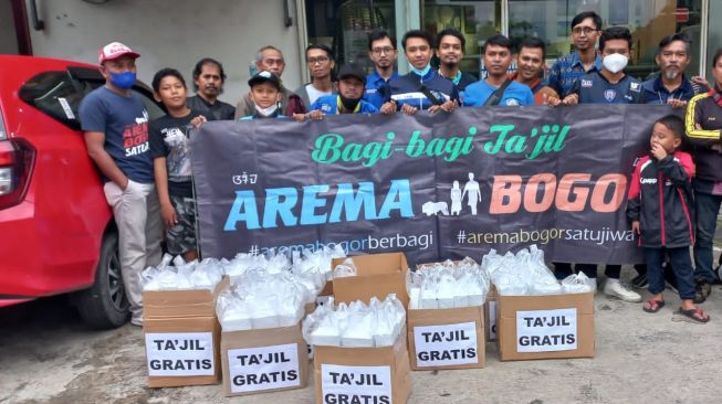 Komunitas Arema Bogor Bagi-bagi Takjil