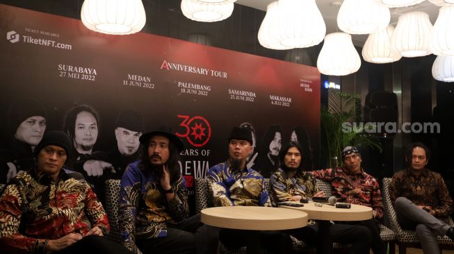 Para personel grup musik Dewa 19 bersama dengan penyanyi Marcello Tahitoe alias Ello (kedua kiri) dan Virzha (ketiga kanan) ditemui dalam acara "Anniversary Tour 30 Years Of Dewa 19" di Jakarta, Selasa (19/4/2022). [Suara.com/Angga Budhiyanto]