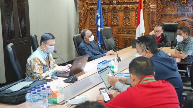 Anggota Komite Eksekutif (Exco) PSSI Hasani Abdulgani bersama Hamdan Hamedan saat bertemu dengan Ketua Umum Mochamad Iriawan berserta Sekjen Yunus Nusi (dok. PSSI).