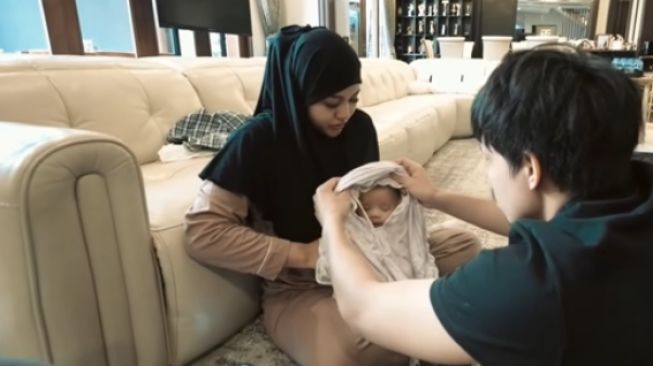 Potret Baby Ameena Pakai Hijab dan Mukena. (YouTube/AH)