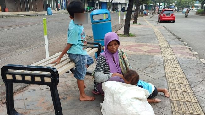 Salah satu manusia gerobak di Kota Tangerang Selatan (Tangsel). [Suara.com/Wivy Hikmatullah]