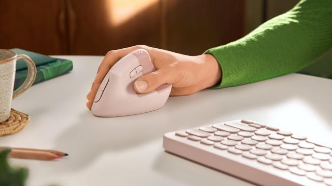 Lift Vertical Ergonomic Mouse. [Logitech]