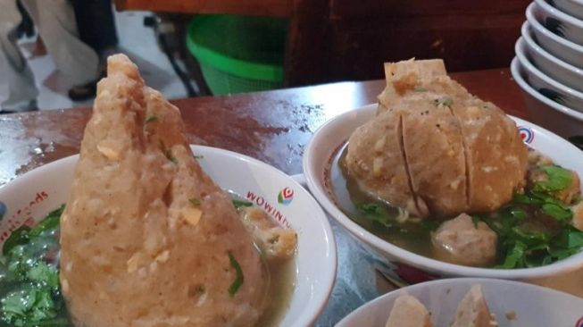 Menu mi ayam brutal dan bakso gunung merapi di warung Pakde Wonogiri. [Hiskia Andika Weadcaksana / SuaraJogja.id]