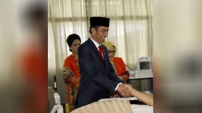 Foto Presiden Jokowi Jenguk Ade Armando Beredar, Begini Fakta Sebenarnya