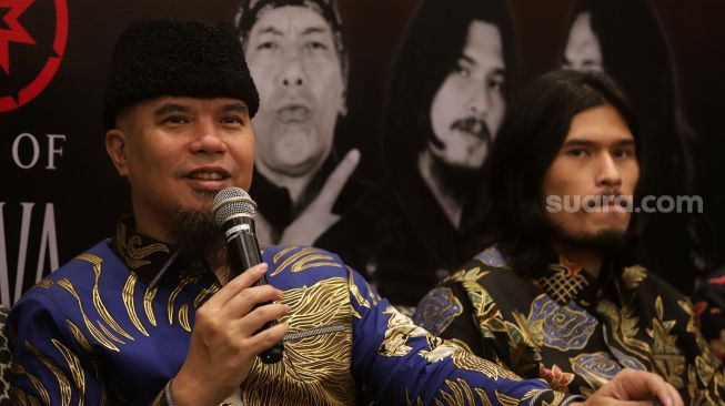 Pendiri grup musik Dewa 19 Ahmad Dhani (kiri) memberikan keterangan pers dalam acara "Anniversary Tour 30 Years Of Dewa 19" di Jakarta, Selasa (19/4/2022). [Suara.com/Angga Budhiyanto]