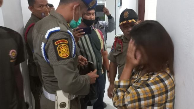 Asyik Ngamar Saat Ramadhan, Puluhan Pasangan Muda-mudi di Padang Digerebek Satpol PP