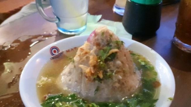 Menu mi ayam brutal dan bakso gunung merapi di warung Pakde Wonogiri. [Hiskia Andika Weadcaksana / SuaraJogja.id]