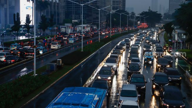 Sejumlah kendaraan terjebak kemacetan di kawasan Sudirman, Jakarta Pusat, Selasa (19/4/2022). [Suara.com/Alfian Winanto]
