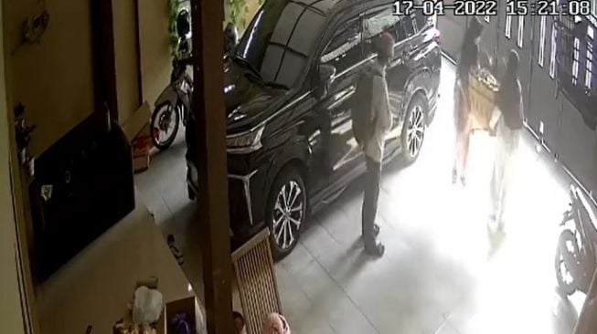 Berkedok Minta Sumbangan, Seorang Pria Terekam CCTV Maling HP saat Pemilik Rumah Menyiapkan Takjil (instagram/@terangmedia)