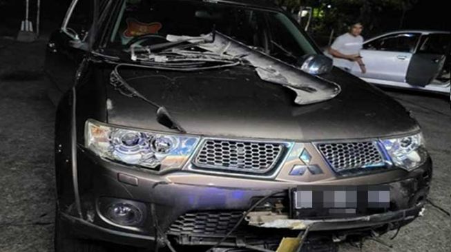 Mobil jaksa Kejati Riau yang diduga menabrak pemotor. [Dok polisi]