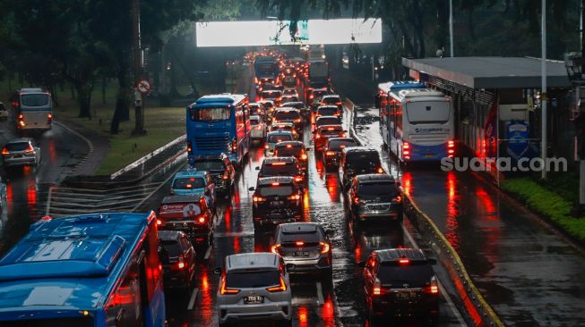 Sejumlah kendaraan terjebak kemacetan di kawasan Sudirman, Jakarta Pusat, Selasa (19/4/2022). [Suara.com/Alfian Winanto]
